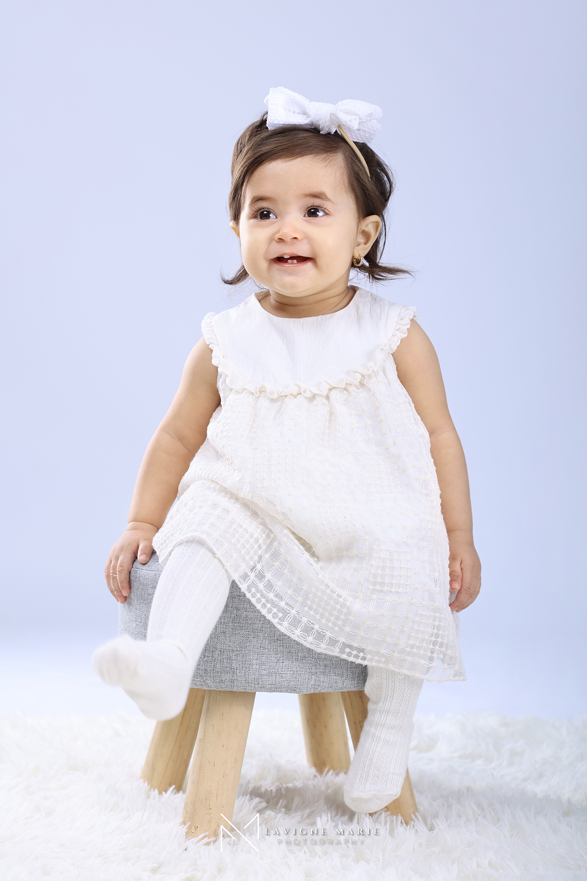 Children laughing and playing with their parents during a joyful family photoshoot outdoors
