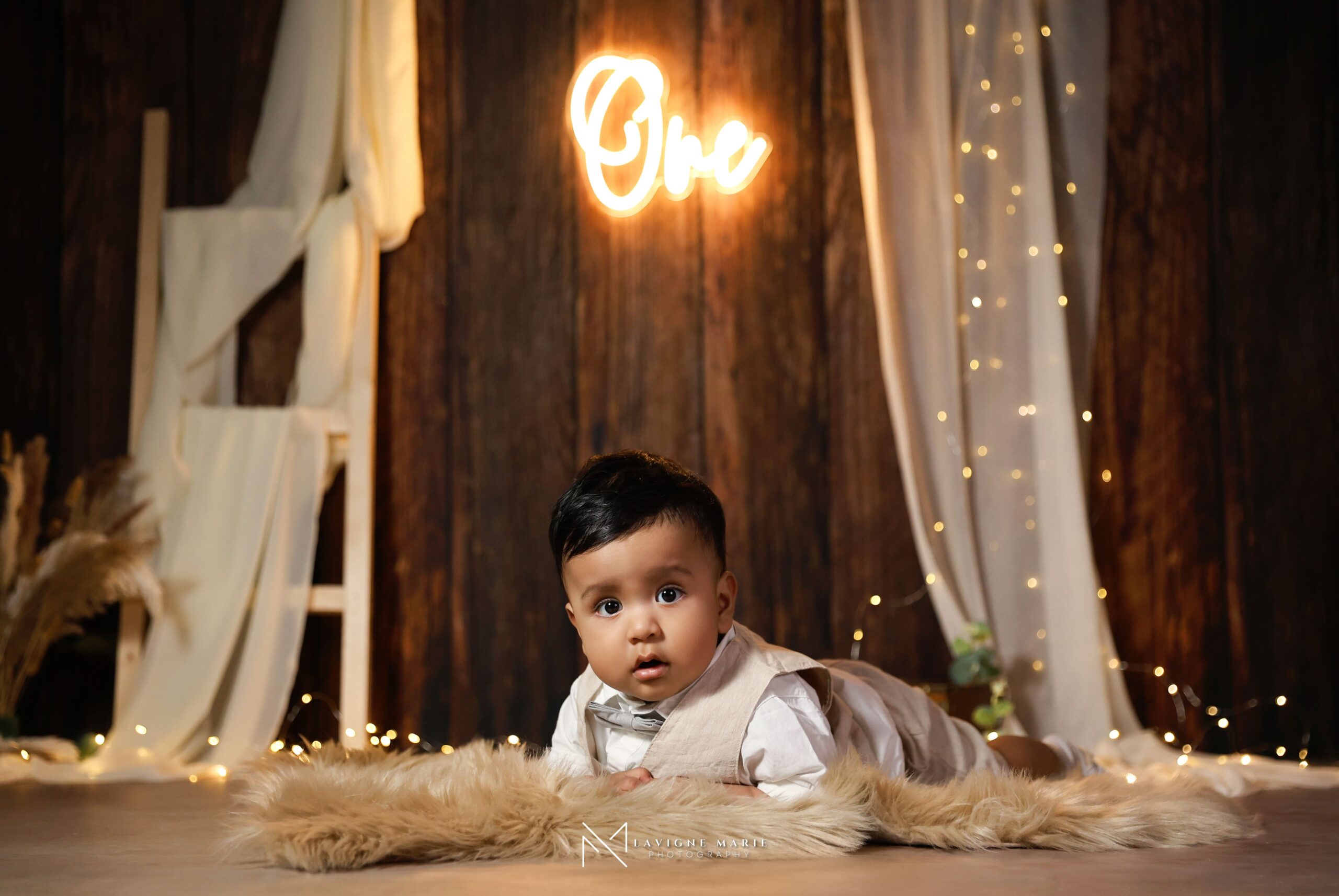 One year birthday photoshoot of a baby celebrating their first birthday