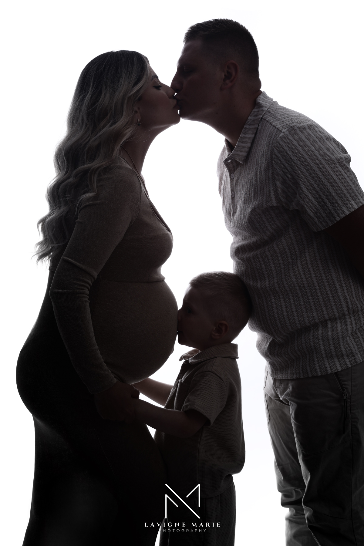 Artistic silhouette maternity photoshoot showing the profile of a pregnant woman highlighting her baby bump
